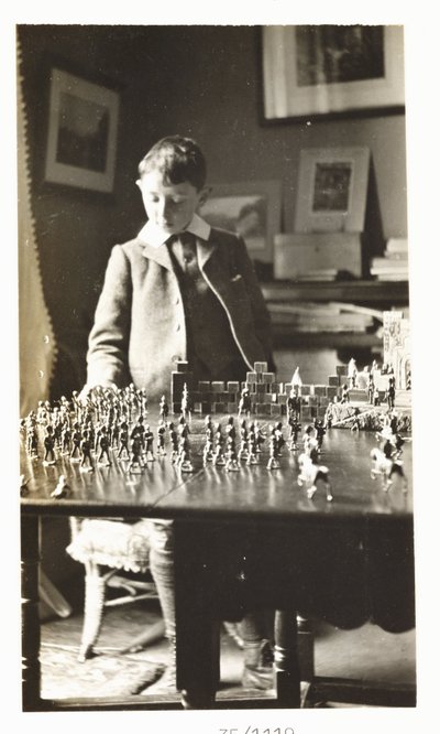 Jongen die met speelgoed soldaten speelt, ca. 1912 door Unbekannt