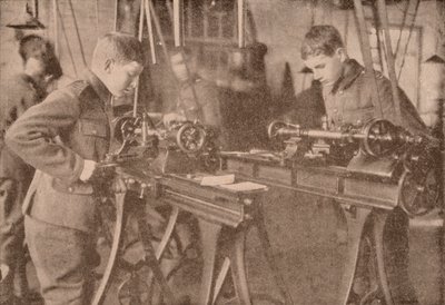 Jongens van Bradfield College maken schelpdelen, Berkshire, ca. 1916-1928 door Unbekannt
