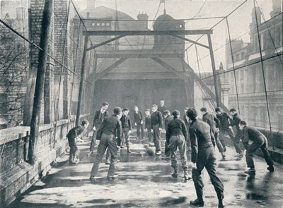 Jongens spelen voetbal op het dak van de St Pauls Cathedral Choir School, Londen, ca. 1901 door Unbekannt
