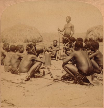 Dappere mannen van een Zulu-dorp houden een raad, nabij de Umlaloose-rivier, Zululand, Zuid-Afrika door Unbekannt