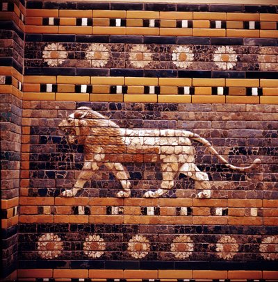 Bakstenen reliëf van een leeuw op de muren van de Heilige Weg naar de Ishtarpoort, Babylon, ca. 580 v.Chr. door Unbekannt
