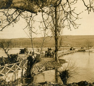 Brug over de rivier de Maas bij Dugny, Noord-Frankrijk, ca. 1914-1918 door Unbekannt