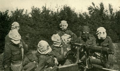 Britse Machinegeweer Sectie met gasmaskers, Eerste Wereldoorlog, 1914-1918, ca. 1920 door Unbekannt