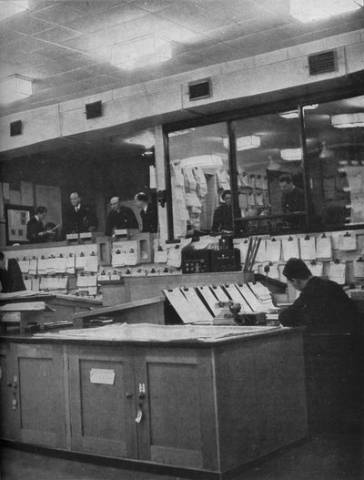 Britse Marine- en Luchtmachtofficieren aan het werk bij het Gebied Gecombineerd Hoofdkwartier, ca. 1940-1943 door Unbekannt