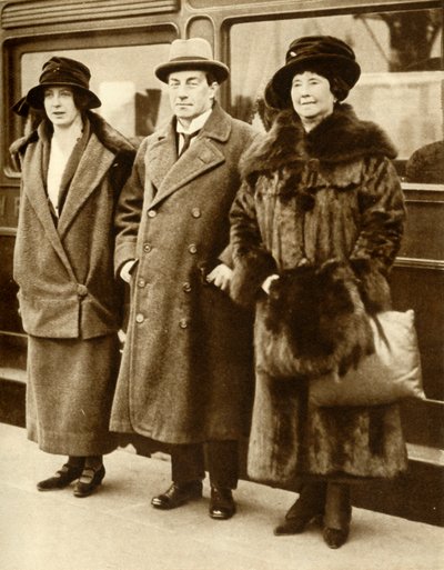 Britse premier Stanley Baldwin met zijn vrouw en dochter, Londen, 27 januari 1923, 1935 door Unbekannt