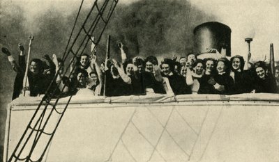 Britse Rode Kruis-verpleegsters op weg naar het front, Eerste Wereldoorlog, 1914, ca. 1920 door Unbekannt