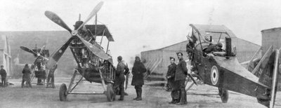 Britse Royal Flying Corps vliegtuigen in reparatie, ca. 1916 door Unbekannt