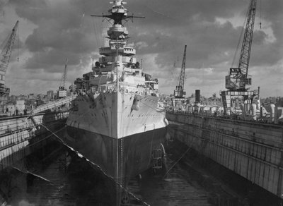 Brits slagschip HMS Malaya in een drijvend dok, Malta door Unbekannt
