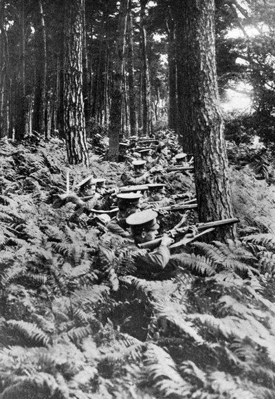 Britse infanterie in een bos, Eerste Wereldoorlog, 1914-1918, ca. 1920 door Unbekannt