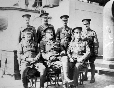 Britse officieren op gevangenisschip Royal Edward voor anker bij Southend, november 1914 door Unbekannt