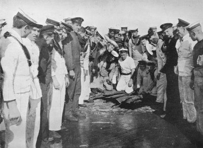 Britse matrozen rond een gat in het dek van hun schip, 1915 door Unbekannt