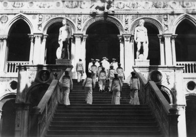 Britse zeelieden bezoeken het Dogepaleis, Venetië, Italië, 1938 door Unbekannt
