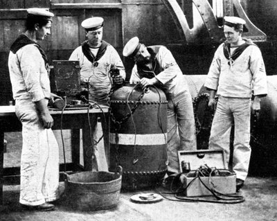 Britse matrozen bedraden een mijn, Eerste Wereldoorlog, 1914 door Unbekannt