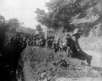 Britse soldaten rusten tijdens een marsroute, tussen Kalsi en Chakrata, India door Unbekannt