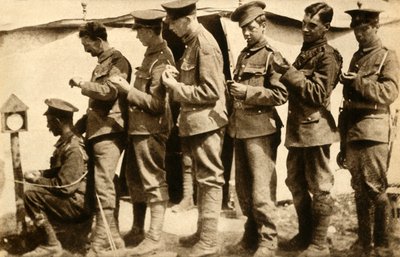 Britse soldaten synchroniseren hun horloges aan het front, Eerste Wereldoorlog, 1914-1918, 1933 door Unbekannt