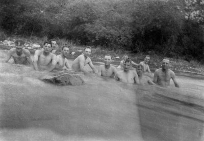 Britse soldaten wassen zich in een bergbeek, Kalsi, India, 1917 door Unbekannt