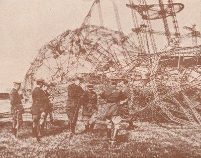 Britse stafofficieren onderzoeken het wrak van een neergehaalde Zeppelin in Engeland, c1917 door Unbekannt