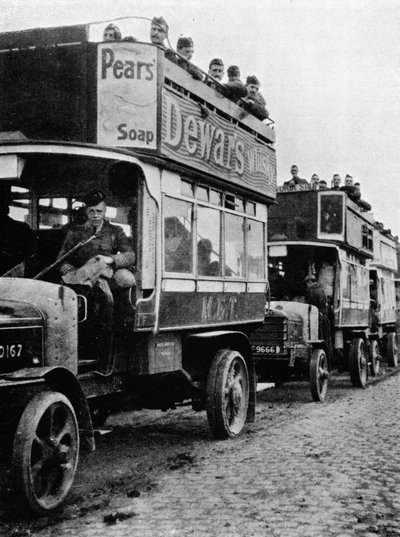 Britse troepen worden verplaatst naar een nieuw deel van de linie met motorbussen, 1915 door Unbekannt