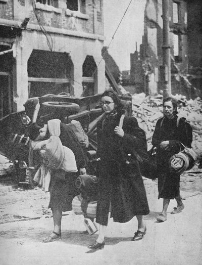 Britse troepen houden stand in Leuven terwijl vluchtelingen de stad verlaten, 1940 door Unbekannt