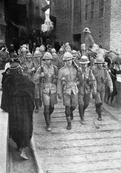 Britse troepen op weg naar Bagdad, Eerste Wereldoorlog, 1917, c1920 door Unbekannt