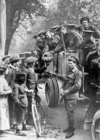 Britse troepen op weg naar het front, Frankrijk door Unbekannt