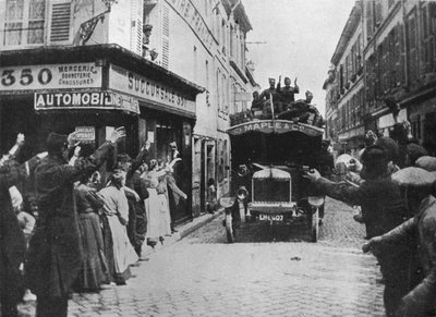 Britse troepen ontvangen een welkom bij aankomst per motorwagen in een Franse stad, 1915 door Unbekannt