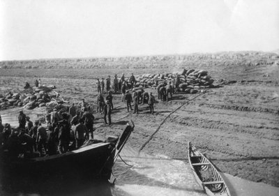 Britse troepen lossen dadels aan de oever van de Tigris, 1918 door Unbekannt