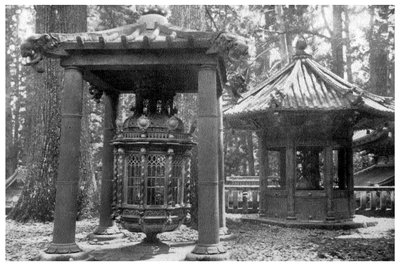 Bronzen lantaarn uit Korea en kandelaar uit Nederland, Japan, 1904 door Unbekannt