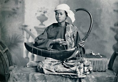 Birmese harp speler, 1902 door Unbekannt