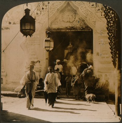 Birmese dames op weg naar de bazaar, Mandalay, Birma, 1907 door Unbekannt