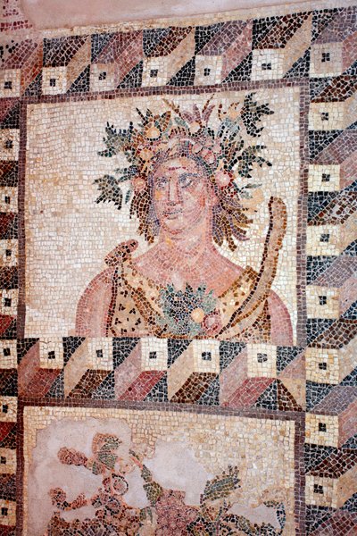 Buste van de lente - Detail van het paneel van de vier seizoenen - Paphos mozaïeken, Huis van Dionysos - Einde van de 2e eeuw na Christus - Cyprus door Unbekannt