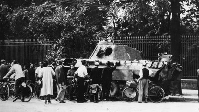 Omstanders onderzoeken een verlaten tank op de Rue de Medicis, bevrijding van Parijs, augustus 1944 door Unbekannt