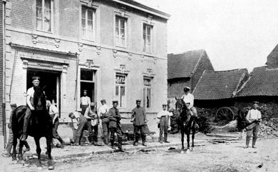 Café in Mouland, vernietigd door Duitsers, Eerste Wereldoorlog, 1914 door Unbekannt