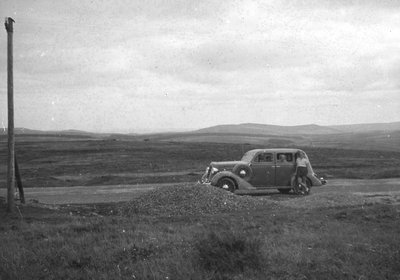 Auto op Bodmin Moor, Cornwall door Unbekannt