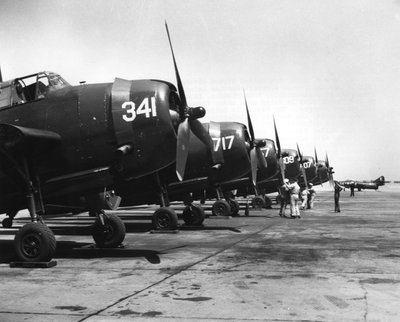 Vliegtuigen van vliegdekschepen worden overgedragen aan de Fransen met het vliegdekschip Langley, 1951 door Unbekannt