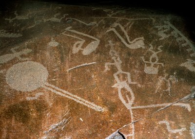Gehouwen Petroglyfen Mensen, herten, elanden, vogels, laarzen en cirkels, 4e-3e millennium v.Chr. door Unbekannt