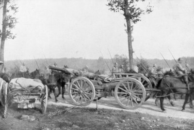 Cavalerie en artillerie van het Franse 10e leger, Villers-Cotterets, Aisne, Frankrijk, 1918 door Unbekannt