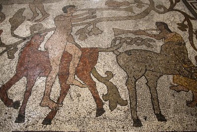 Mozaïek in het centrale schip op de vloer van de Otranto kathedraal: ruiters, Otranto, Italië door Unbekannt
