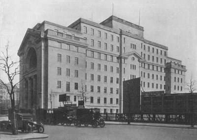 Middenblok van Bush House, Londen, vanaf Aldwych, 1924 door Unbekannt