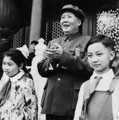 Voorzitter Mao Zedong applaudisseert voor paradegangers vanaf het podium op Tien An Men in Beijing, China door Unbekannt