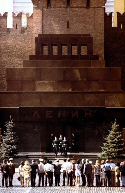 Wisseling van de wacht bij Lenins mausoleum, Rode Plein, Moskou, 1980 door Unbekannt