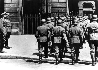 Wisseling van de wacht bij het Duitse hoofdkwartier in bezet Parijs, juni 1940 door Unbekannt