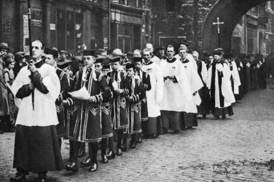 Koorjongens van de Chapel Royal in processie, Clerkenwell, Londen, 1926-1927 door Unbekannt