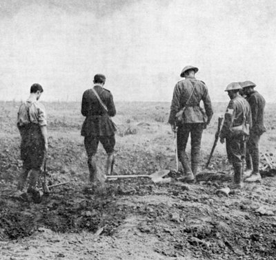 Kapelaan die een begrafenisdienst leidt in het veld terwijl de begrafenisstoet hun respect betuigt, c1916 door Unbekannt