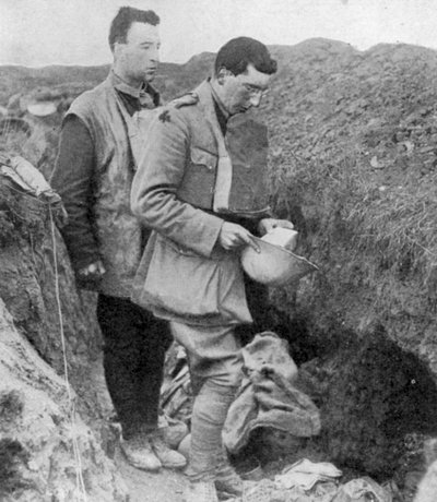 Kapelaan van de 1e Munsters zegt een begrafenisgebed over soldaten gedood in hun loopgraaf door Unbekannt