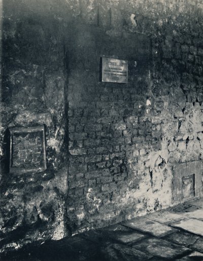 Charterhouse. Voedsel-luik en deur van een monnikencel, in de klooster, 1925 door Unbekannt