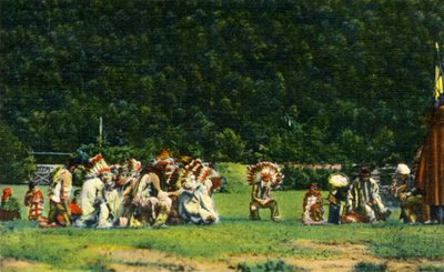 Cherokee-indianen in volledige inheemse kleding tijdens een van hun ceremoniële dansen - Op Cherokee Indian Rese door Unbekannt