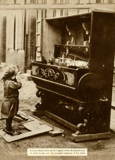 Kind met beschadigde piano na een luchtaanval die haar dakloos maakte, Eerste Wereldoorlog, 1918, 1935 door Unbekannt