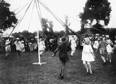 Kinderen dansen rond een meiboom, 1926 door Unbekannt