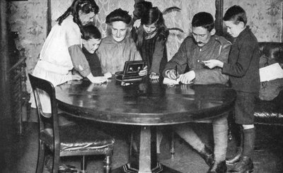 Kinderen legen hun spaarpotten om te investeren in oorlogsbonds, 1936 door Unbekannt